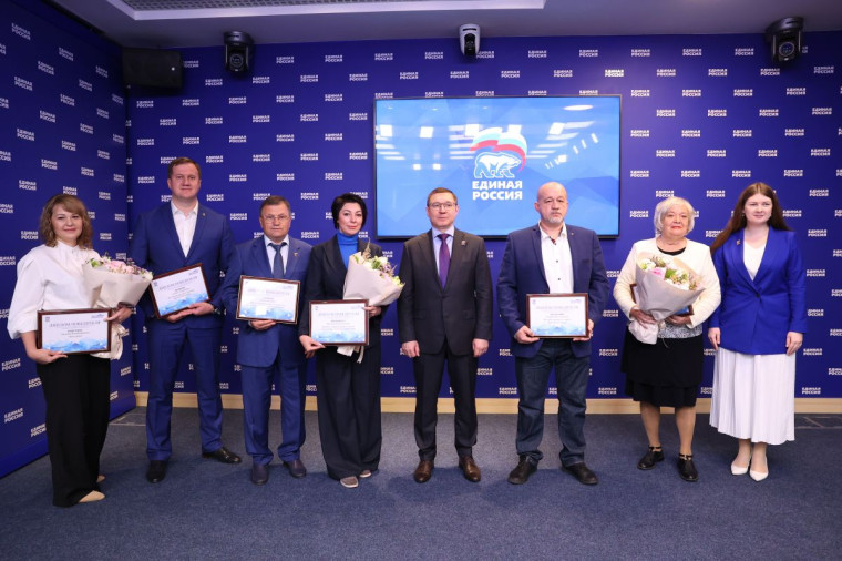 «Единая Россия» наградила победителей Всероссийского конкурса поддержки гражданских инициатив. «Единая Россия» наградила победителей Всероссийского конкурса поддержки гражданских инициатив.